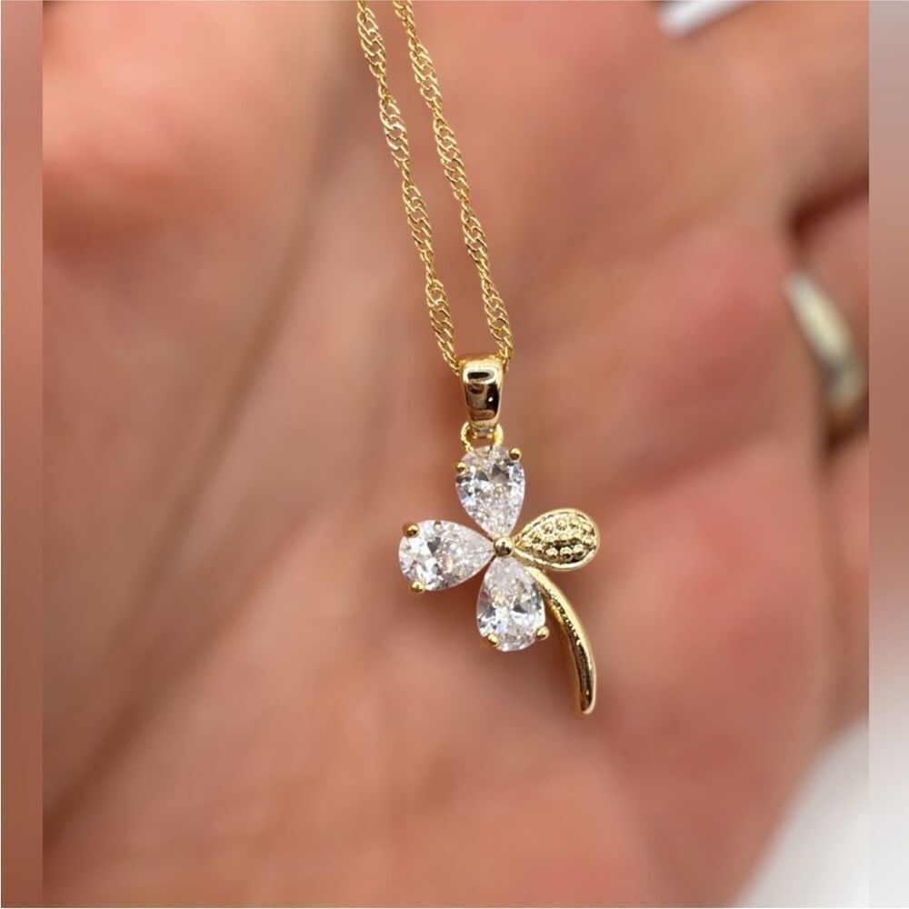 Elegant Gold Filled Clover Pendant Necklace